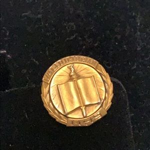 Valedictorian Pin 10k (plated)